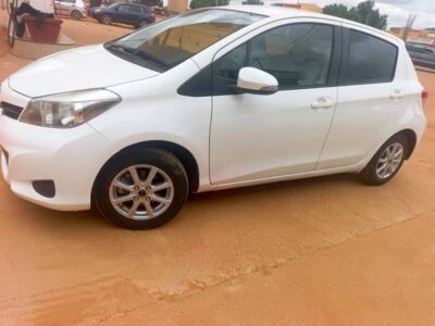 YARIS SEDAN 2014-2015 BOITE AUTOMATIQUE CLIM D'ORIGINE PEINTURE D'ORIGINE RÉTROVISEURS CLIGNOTANTS JANTES ALLU CAMERA ARRIÈRE ET AVANT PRIX 4.500.000 F