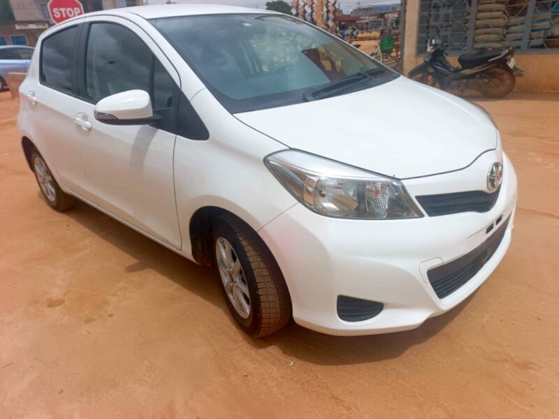 YARIS SEDAN 2014-2015 BOITE AUTOMATIQUE CLIM D'ORIGINE PEINTURE D'ORIGINE RÉTROVISEURS CLIGNOTANTS JANTES ALLU CAMERA ARRIÈRE ET AVANT PRIX 4.500.000 F