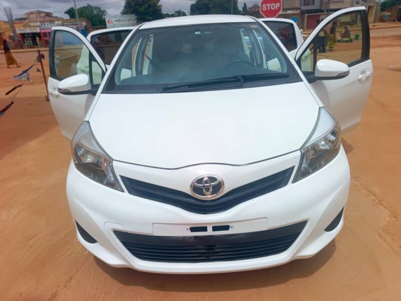 YARIS SEDAN 2014-2015 BOITE AUTOMATIQUE CLIM D'ORIGINE PEINTURE D'ORIGINE RÉTROVISEURS CLIGNOTANTS JANTES ALLU CAMERA ARRIÈRE ET AVANT PRIX 4.500.000 F