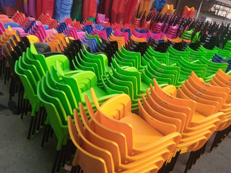 Des chaises mini-plast