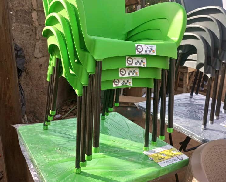 Des chaises mini-plast